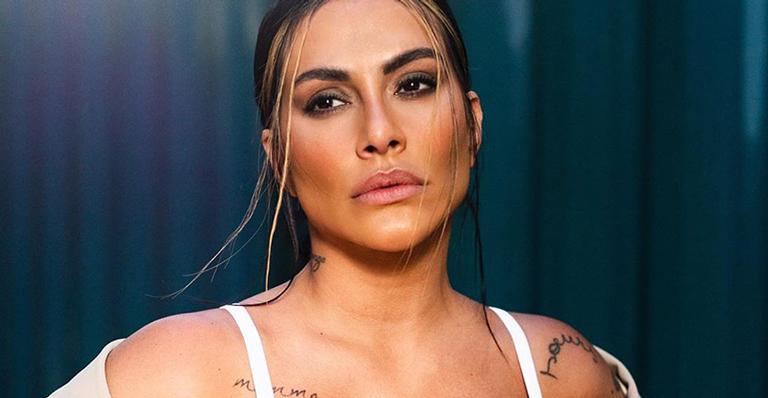 Cleo posa sexy e cobra explicações da primeira-dama após polêmica: “Esperando”