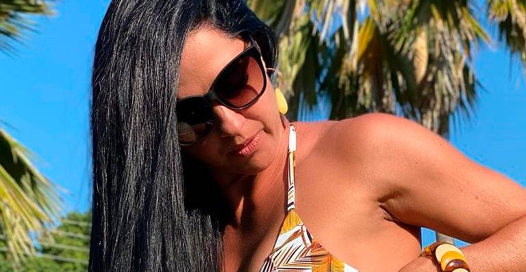 Noiva de Zezé di Camargo, Graciele Lacerda mostra curva do bumbum ao puxar biquíni: “Recalcadas piram”