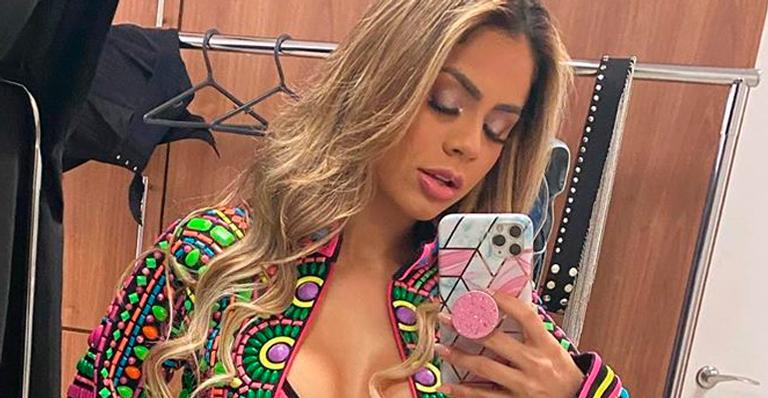 Lexa ostenta barriga sarada e pernões ao surgir de shortinho e sutiã: “Tentação”