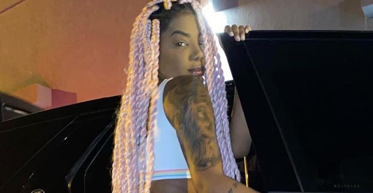 Ludmilla ostenta barriguinha sequinha e bumbum gigante em shorts micro: ”Gatíssima!”