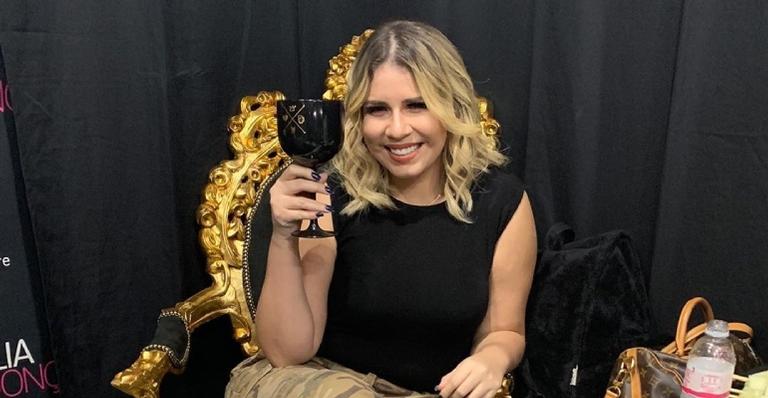 Marília Mendonça diz que sente falta de subir nos palcos: ”Ardendo de saudade”