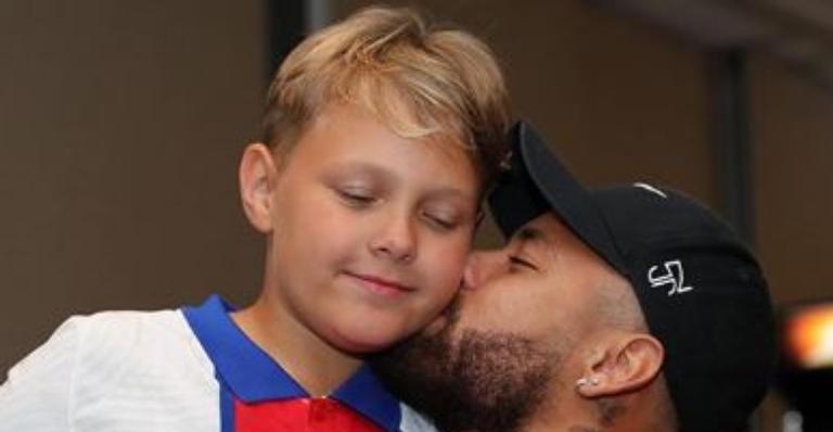 Neymar Jr. pendura medalha e parabeniza o filho, Davi Lucca, por mais um ano