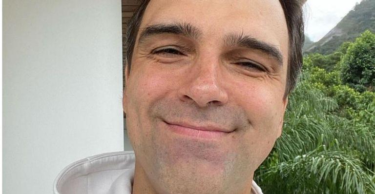 Tadeu Schmidt veste moletom velho em clique hilário: “Dia de folga”