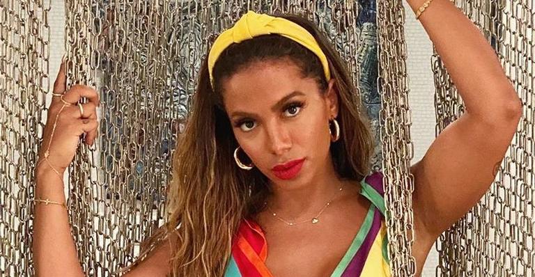 Ostentação! Anitta aproveita passeio de barco na Itália com bolsa avaliada em R$ 16 mil