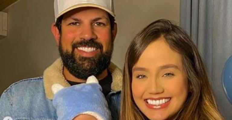 Biah Rodrigues surge em momento de chamego com o herdeiro e fãs cravam: ”É a cara do papai!”