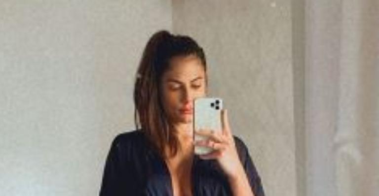 Ex-BBB Mari Gonzalez sensualiza na cama com roupão decotadíssimo e coleciona elogios