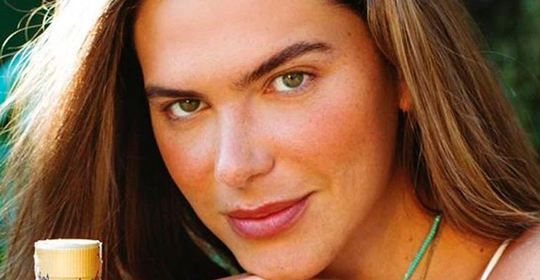 Esposa de Cauã Reymond, Mariana Goldfarb posa com maiô transparente e mostra tatuagem estratégica: “Linda”