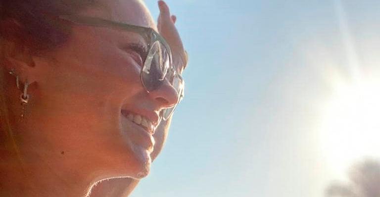 De biquíni, Paolla Oliveira posa ao sol à beira da piscina e agrada com corpão: “Mais linda do Brasil”