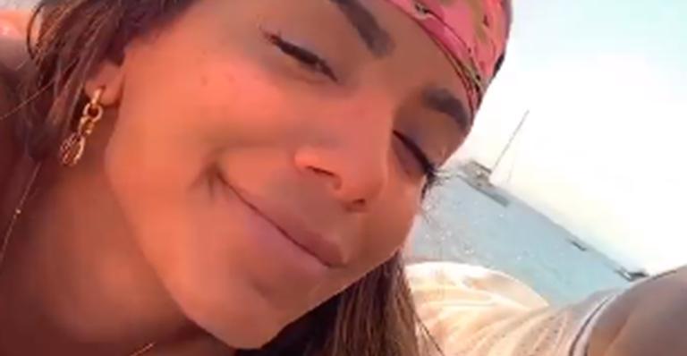 Causando na Europa, Anitta dá close no bumbum ao tomar sol de biquíni fio-dental na Espanha