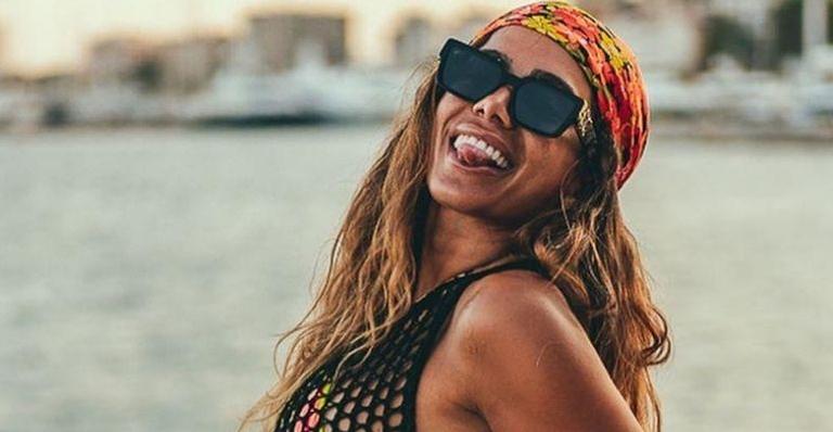 Ao lado de seis homens, Anitta posta cliques em iate e anuncia: “Patroa está on”