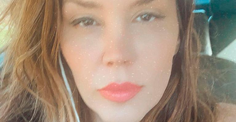 Aos 44 anos, Simony mostra decote generoso em selfie e agrada: “Tempo só te fez bem”