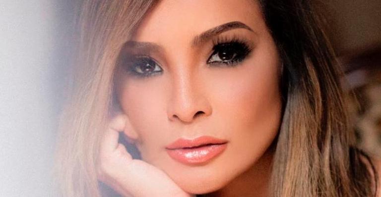 Carol Nakamura mostra a curva do bumbum ao posar de maiô cavado: “Sereia linda”