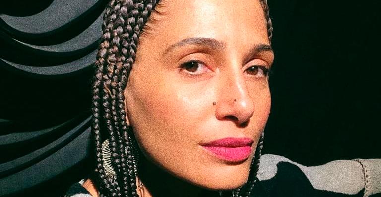 Discreta, Camila Pitanga fotografa a namorada em viagem romântica e se declara: “Paisagem linda”