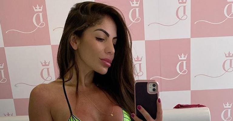 Espetáculo! Aos 36 anos, ex-BBB Anamara mostra resultado do bronzeado com biquíni de fita