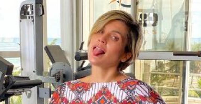 Flavia Alessandra deixa barriguinha sarada à mostra e coleciona suspiros: ”Deusa grega”
