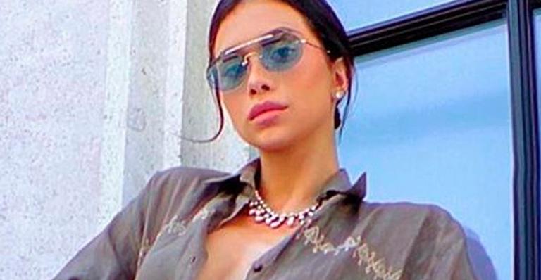 Flavia Pavanelli desabotoa camisa e quase mostra demais em decote até o umbigo: “Sem estruturas”