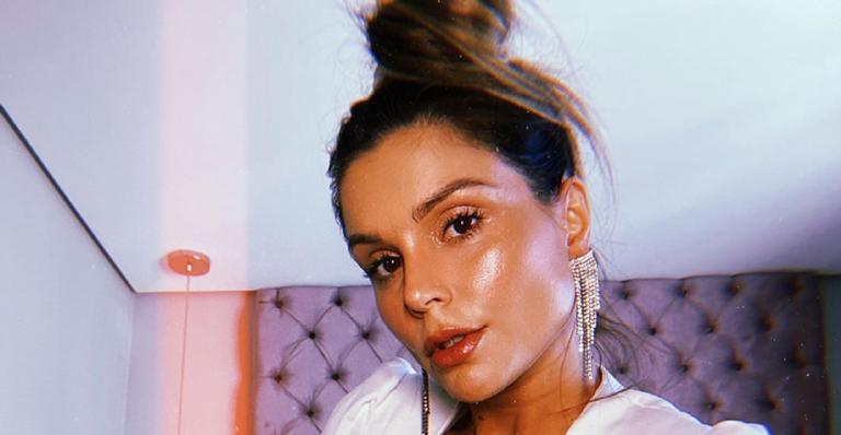 Na reta final da gravidez, Flávia Viana surge sem sutiã em clique sexy: “Pause nessa cena”