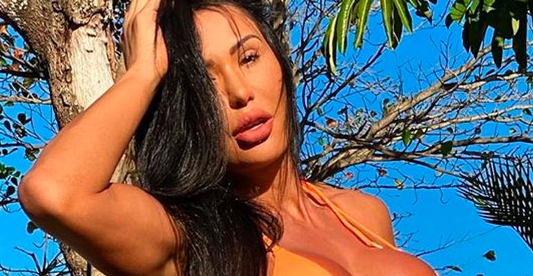 Gracyanne Barbosa ostenta virilha musculosa em biquíni cavado e causa: “Linda por dentro e por fora”