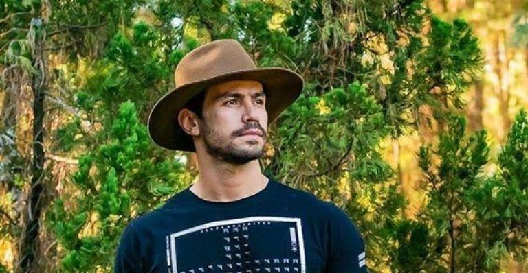 Mariano encanta web com clique elegante na natureza: “Que gato”