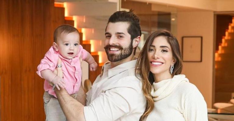 Romana Novais desfila de biquíni e exibe barriguinha de quatro meses: ”Mamãe linda!”