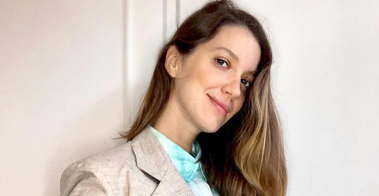 Só de top, Nathalia Dill deixa barriguinha de cinco meses de gestação à mostra: “Chegando”