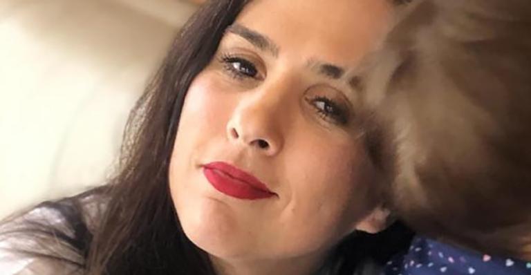 Tata Werneck tenta pintar cabelo em casa e erra tom da tinta: “Estou grisalha, ruiva, loira e morena”