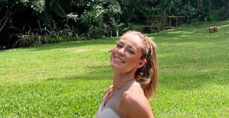 Com direito a abertura de pernas, Paolla Oliveira treina no jardim de sua casa de campo: “Belíssima”