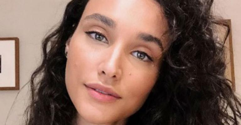 Débora Nascimento exibe corpão ao eleger maiô decotado e eleva a temperatura da web: “Espetáculo de mulher”