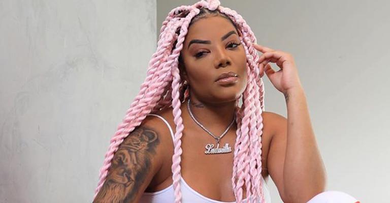 Em momento raro, Ludmilla dispensa tranças e mostra cabelo natural na web: “Cachinhos bem bonitinhos”