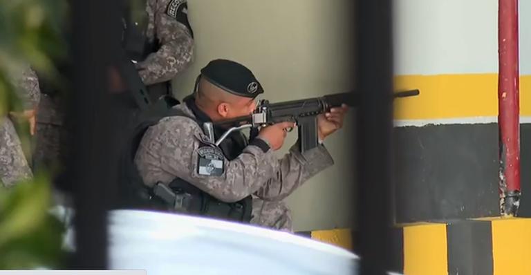 Equipe da GloboNews fica no fogo cruzado entre traficantes e policiais: “Clima de muita tensão”