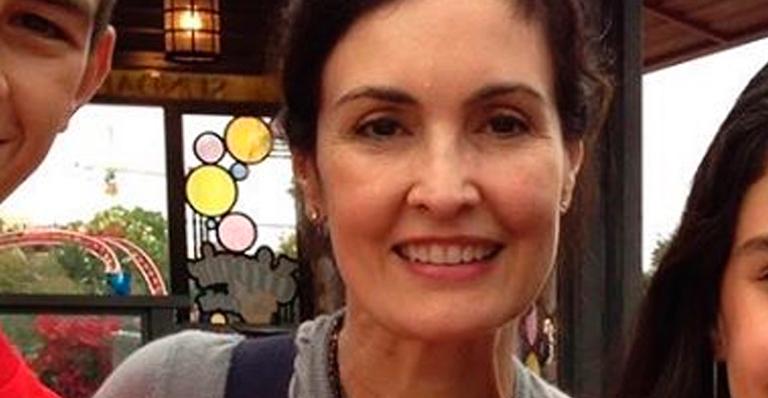 Fátima Bernardes resgata foto com os trigêmeos na adolescência e desabafa: “Como crescem rápido”