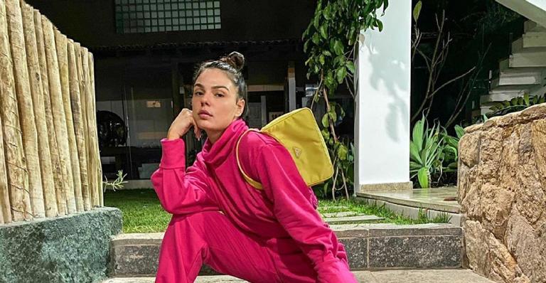 Isis Valverde surge em clima de romance com o marido em cenário paradisíaco