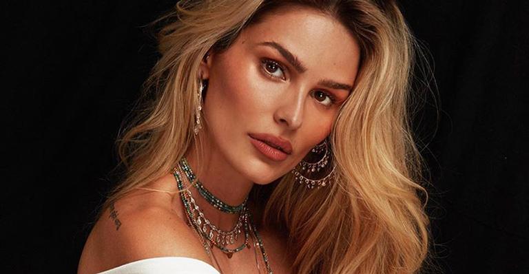 Na praia, Yasmin Brunet posa só de maiô e empina o bumbum para a câmera: “Silicone?”