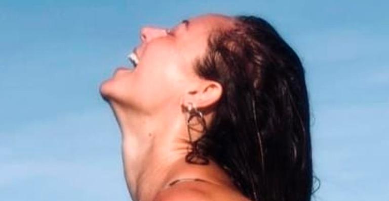 Paolla Oliveira resgata cliques de biquíni e ostenta bumbum sem retoques: “Não cansa de ser perfeita”