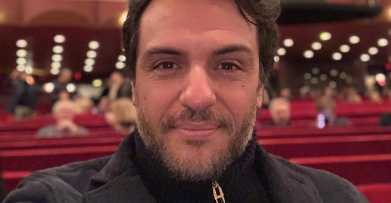 Saudades! Rodrigo Lombardi resgata clique de viagem em família