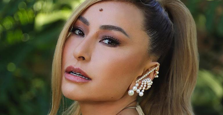 Sabrina Sato posa com vestido de fenda caríssimo e pernão torneado rouba a cena: “Perfeição existe”