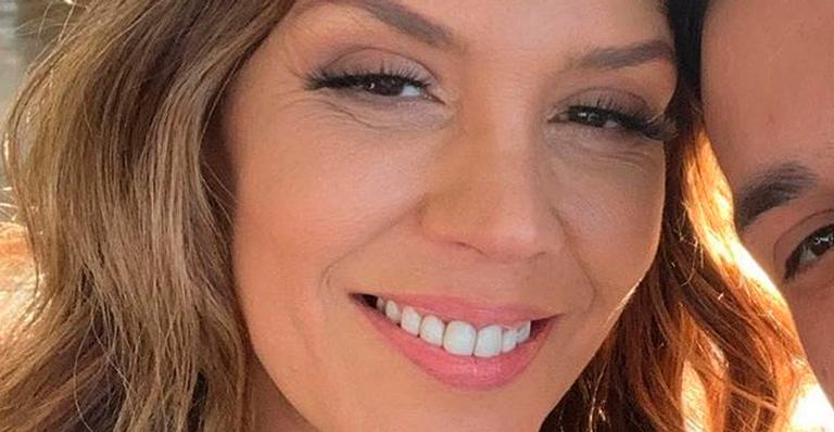Simony aparece agarrada ao namorado em clique romântico e se declara: “Somos um”
