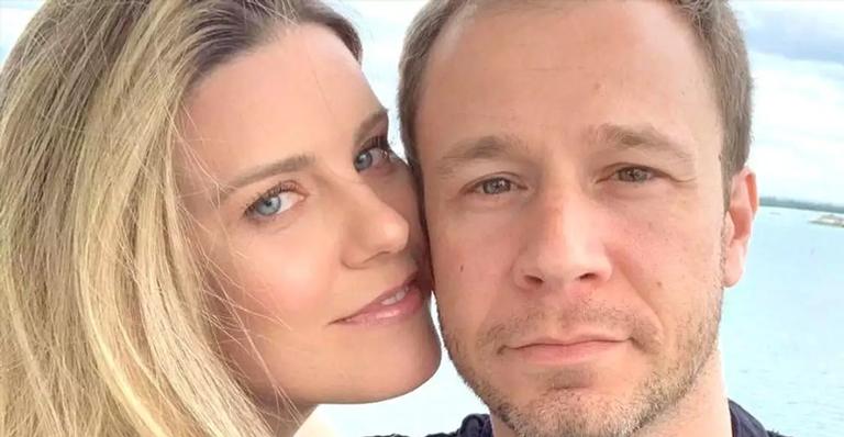 Tiago Leifert se empolga ao montar carrinho de bebê para a filha: “Chegou aquele dia”