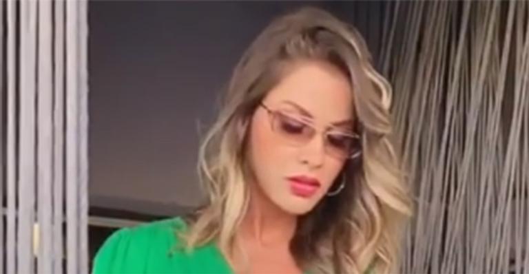 Haja fôlego! De shortinho, esposa de Gusttavo Lima sobe escada e exibe pernões nos bastidores de ensaio