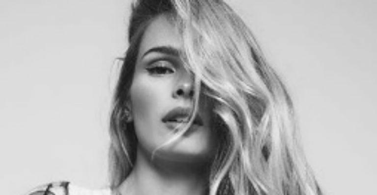 Belíssima, Yasmin Brunet dá levantada estratégica na camiseta e barriga chapada surpreende: “Uma Deusa”