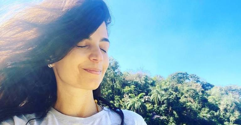 Emanuelle Araújo curte dia ensolarado em cenário paradisíaco de Minas Gerais