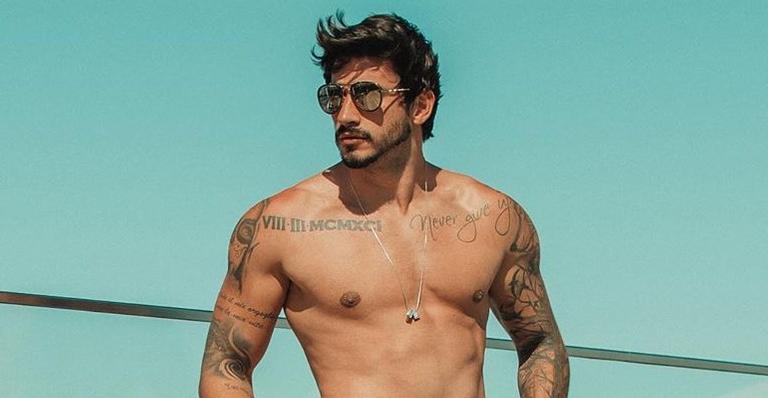 Ex-BBB Gui Napolitano eleva temperatura ao exibir abdômen trincado: “Chama o bombeiro”