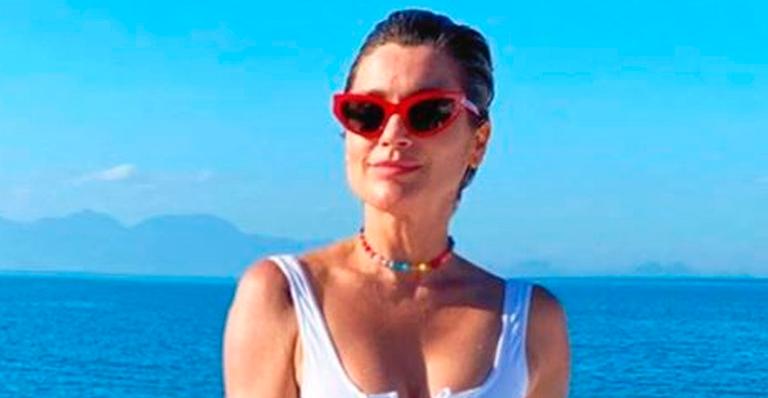 Aos 46 anos, Flávia Alessandra curte sol em lancha e mostra corpão de maiô branco: “Patroa tá off”