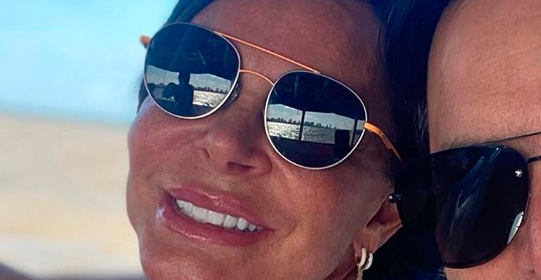 Apaixonada! Gretchen surge agarrada ao noivo e sorri à toa: “Aqui já sextou”