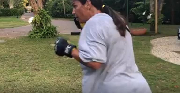 Em casa, Ivete Sangalo surpreende ao exibir treino pesado de boxe: “Ela que lute”