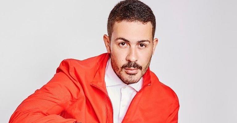 Que coração! Carlinhos Maia doa R$ 50 mil e reforma casa de fã: “Deus plantou no meu jardim”