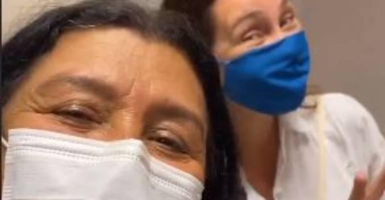 Regina Casé comemora volta de Adriana Esteves aos bastidores de ‘Amor de Mãe’