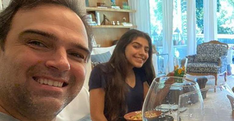 Tadeu Schmidt recebe a sogra em sua mansão e almoça em cômodos separados: “Fez um bem danado”