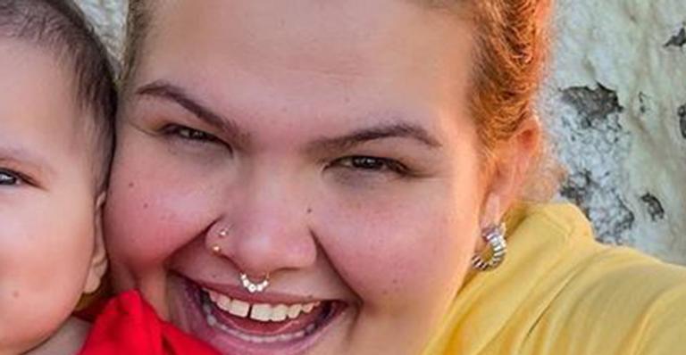 Thais Carla posa de rostinho colado com a filha bebê e fãs reagem: “É sua versão miniatura”
