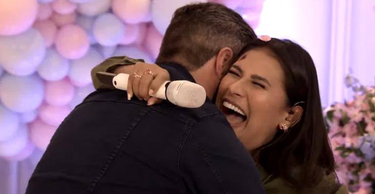 Grávida de dois meses, Simone revela sexo e nome do bebê durante live: “Estou muito feliz”